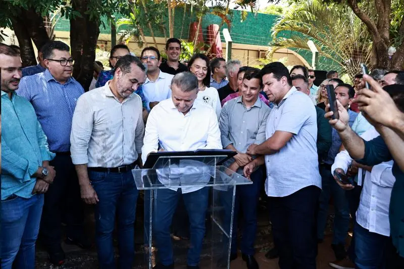 eduardo-siqueira-anuncia-troca-de-cinco-mil-luminarias-por-outras-mais-economicas-e-eficientes