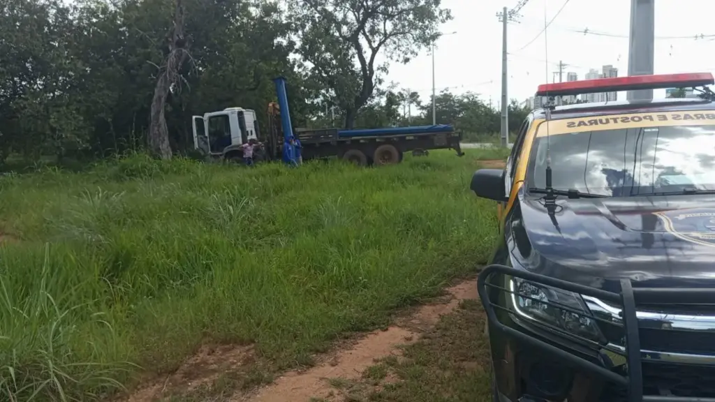 fiscalizacao-retira-bases-de-publicidade-instaladas-indevidamente-em-area-publica