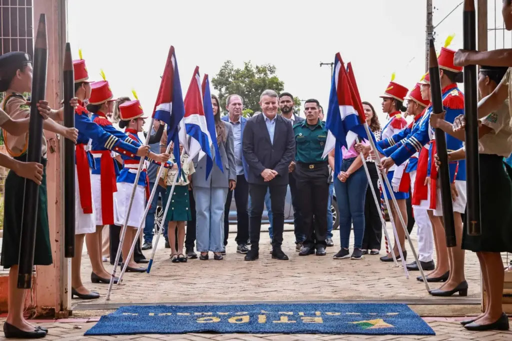 prefeito-eduardo-siqueira-prestigia-aniversario-da-eti-caroline-campelo