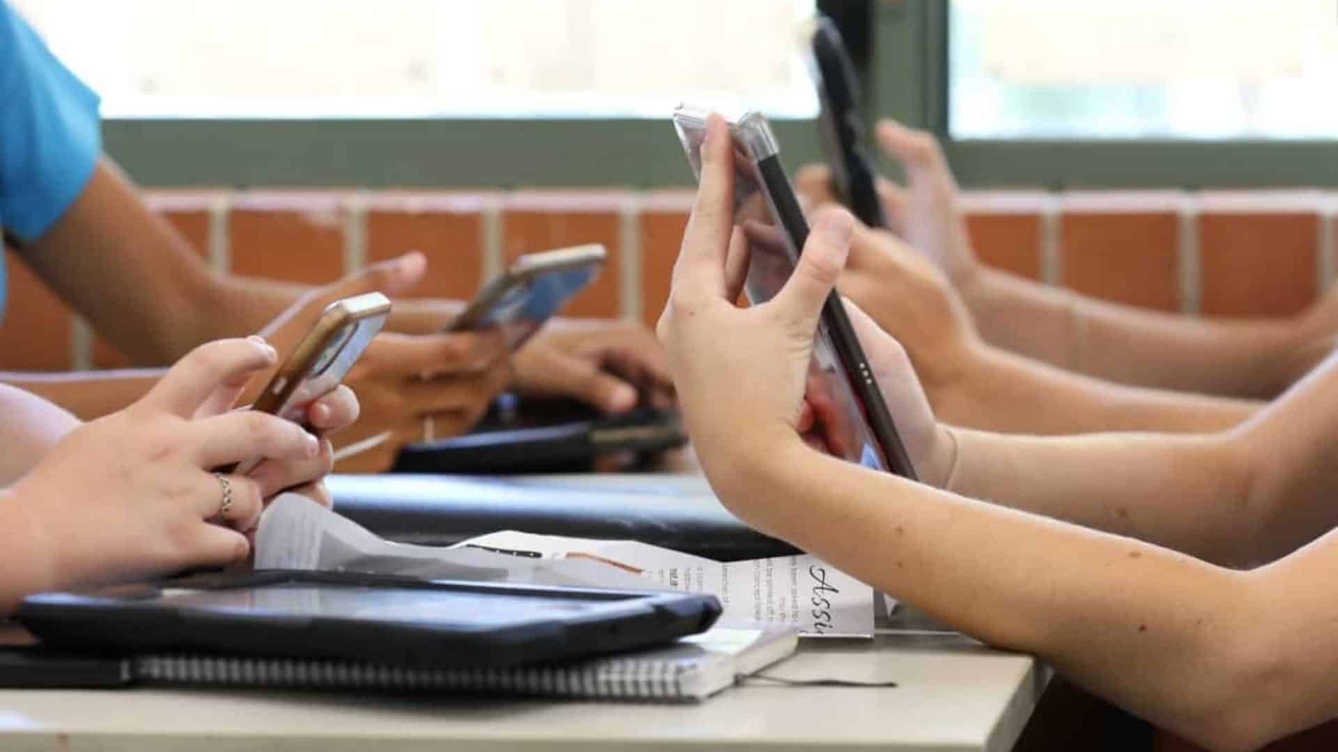 escolas-aguardam-regulamentacao-do-mec-para-aplicar-nova-lei-que-proibe-uso-de-celular-nas-aulas