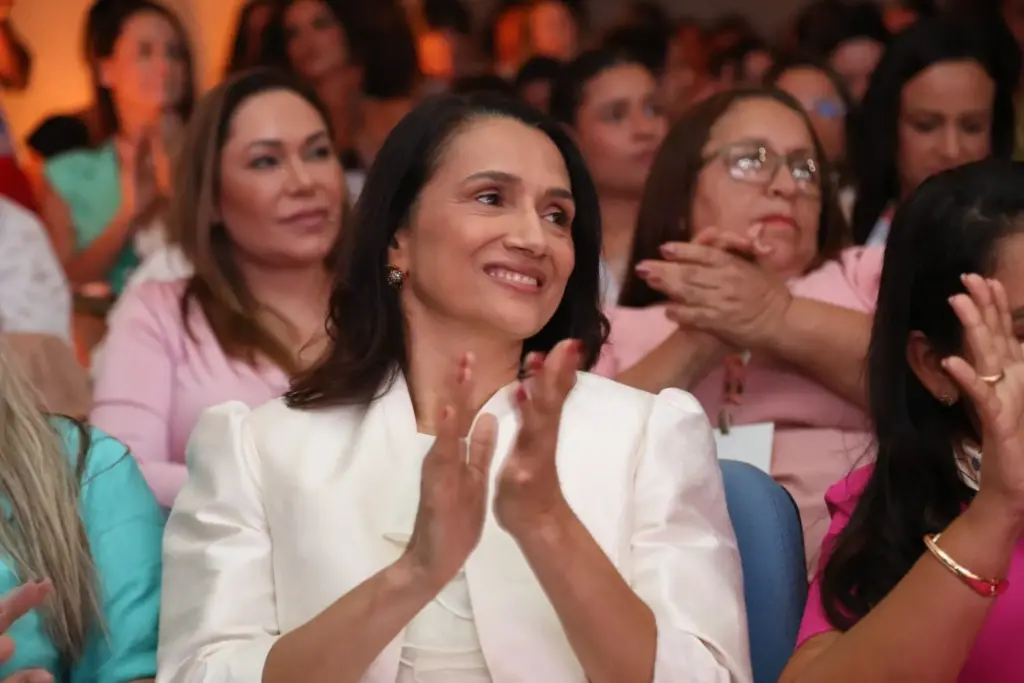 primeira-dama-e-secretaria-de-acao-social-participa-de-evento-dedicado-as-liderancas-femininas