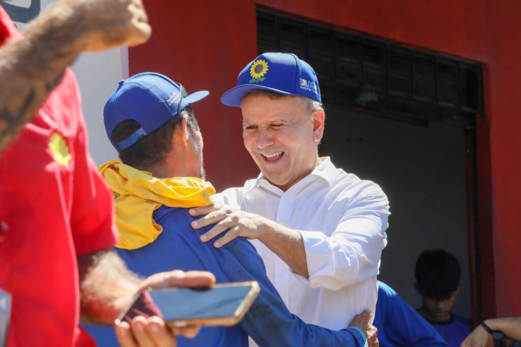 prefeito-eduardo-siqueira-campos-visita-obra-de-recapeamento-asfaltico-em-avenida-de-taquaralto