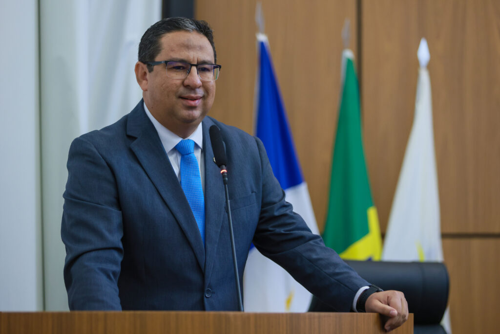 secretario-elcio-mendes-e-homenageado-pelo-dia-do-jornalista-em-sessao-na-camara-de-palmas