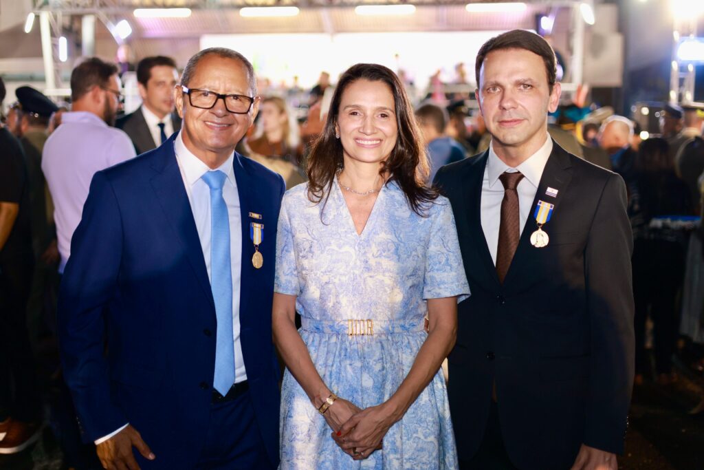 prefeito-de-palmas-e-secretario-de-governo-recebem-a-mais-alta-honraria-da-policia-militar
