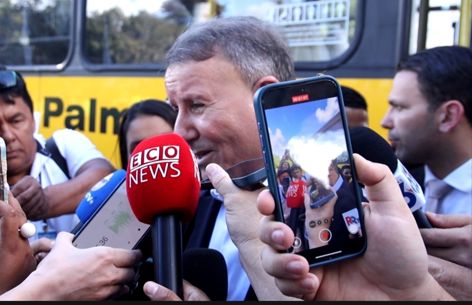 coletiva-de-imprensa-prefeito-eduardo-siqueira-campos-na-entrega-da-frota-nova-de-onibus