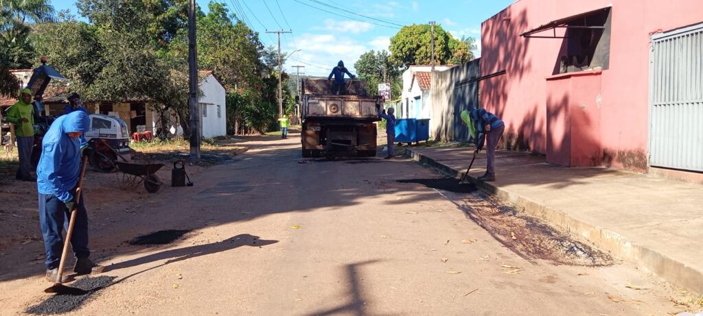 forca-tarefa-leva-rocagem,-limpeza-e-tapa-buracos-ao-distrito-de-taquarucu
