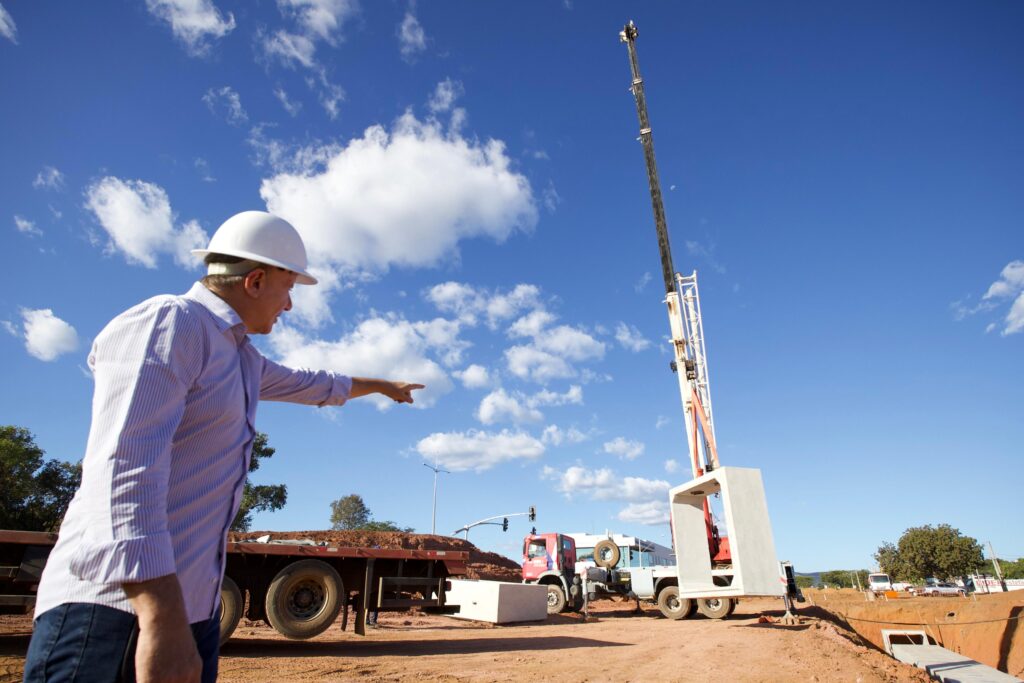 prefeito-eduardo-siqueira-campos-acompanha-avanco-de-obras-nas-regioes-sul-e-norte-de-palmas