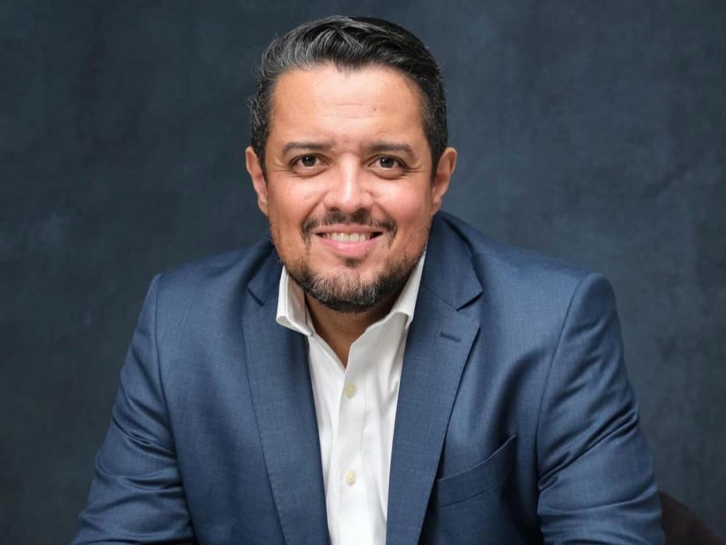 carlos-velozo-troca-comando-da-comunicacao:-julio-prado-assume-no-lugar-de-elcio-mendes
