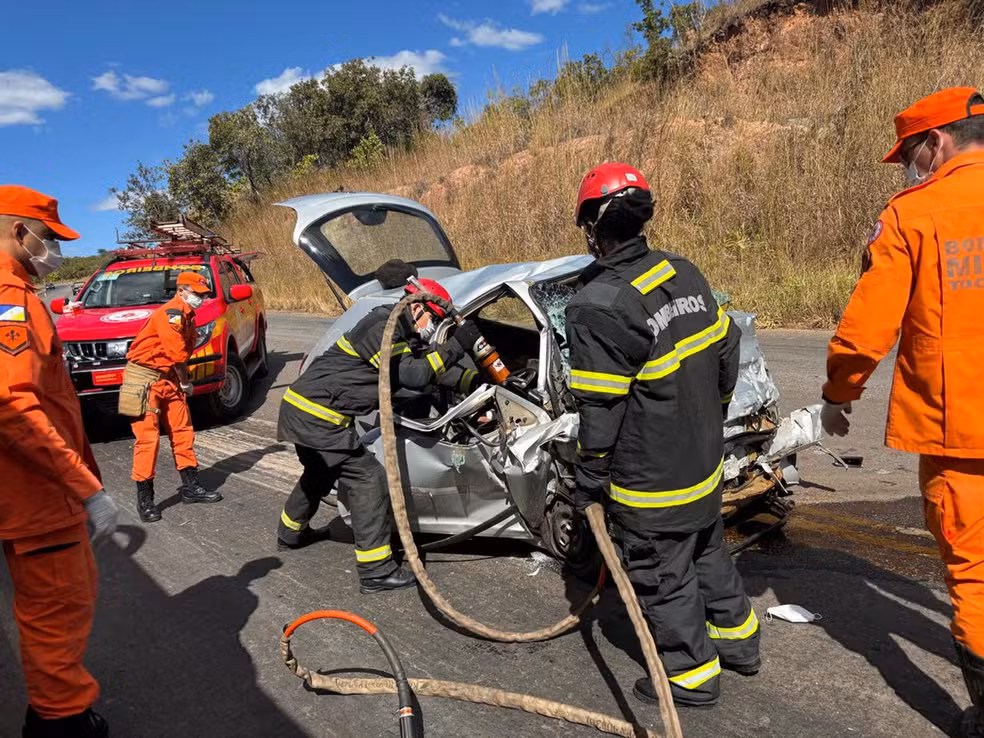 tragedia:-acidente-entre-carro-e-carreta-mata-cinco-pessoas-na-to-040,-proximo-a-dianopolis