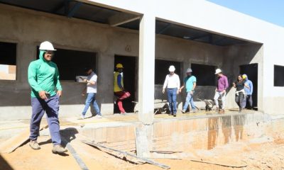 prefeito-carlos-velozo-realiza-visita-tecnica-a-unidades-educacionais-em-obras