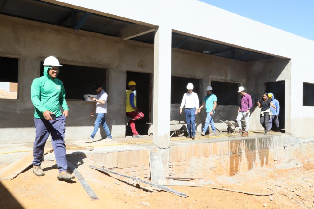 prefeito-carlos-velozo-realiza-visita-tecnica-a-unidades-educacionais-em-obras