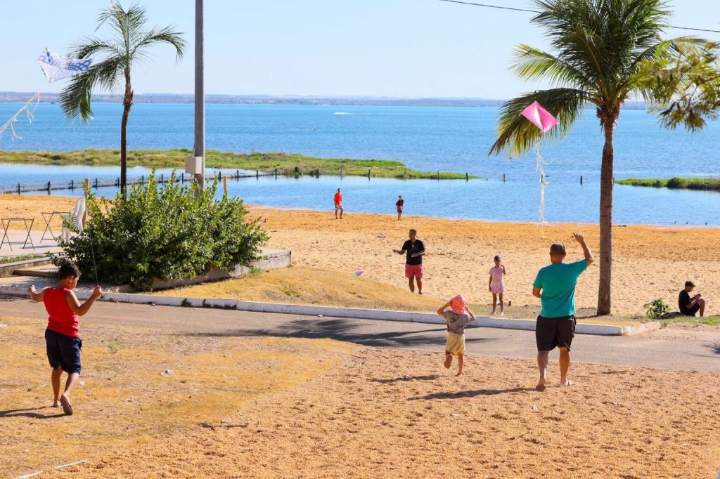festival-de-pipas-reune-centenas-de-familias-na-praia-da-graciosa