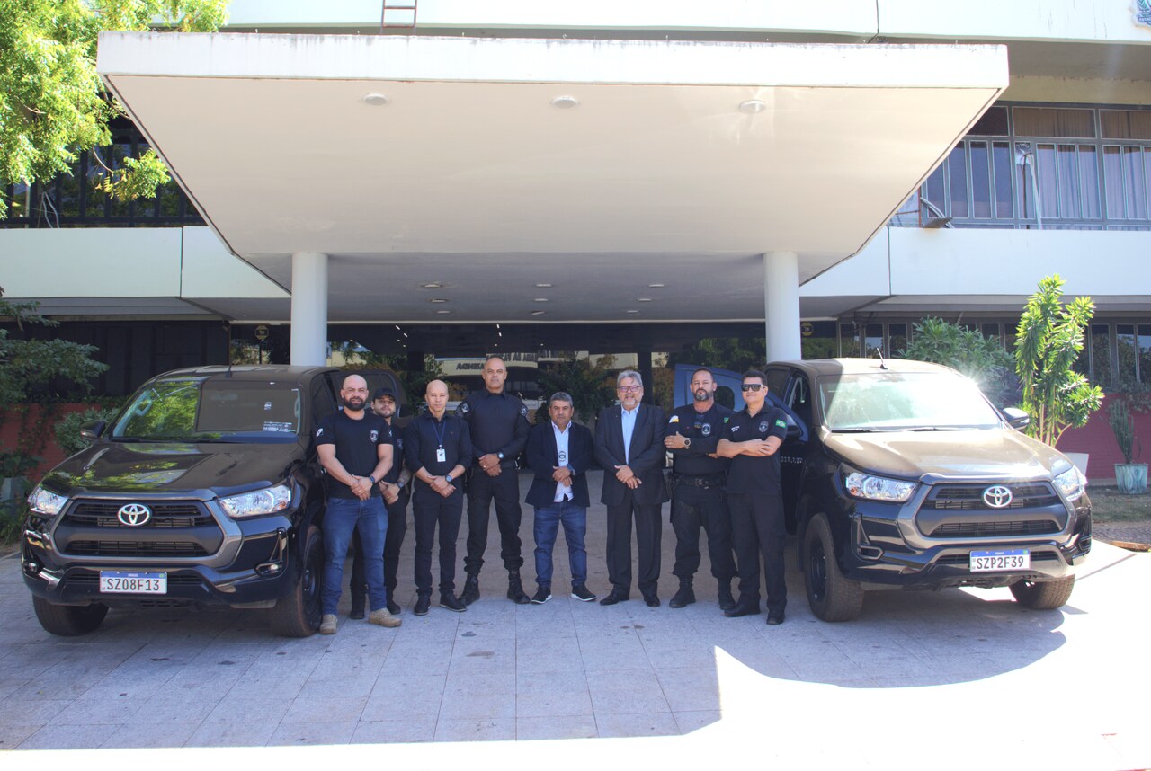 governo-do-to-entrega-duas-caminhonetes-hilux-para-uso-da-policia-penal-em-operacoes-e-escoltas