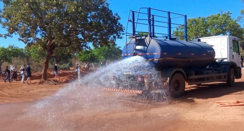 acao-“taca-agua,-palmas”-irriga-jardins-e-ameniza-poeira-de-varios-pontos-da-capital