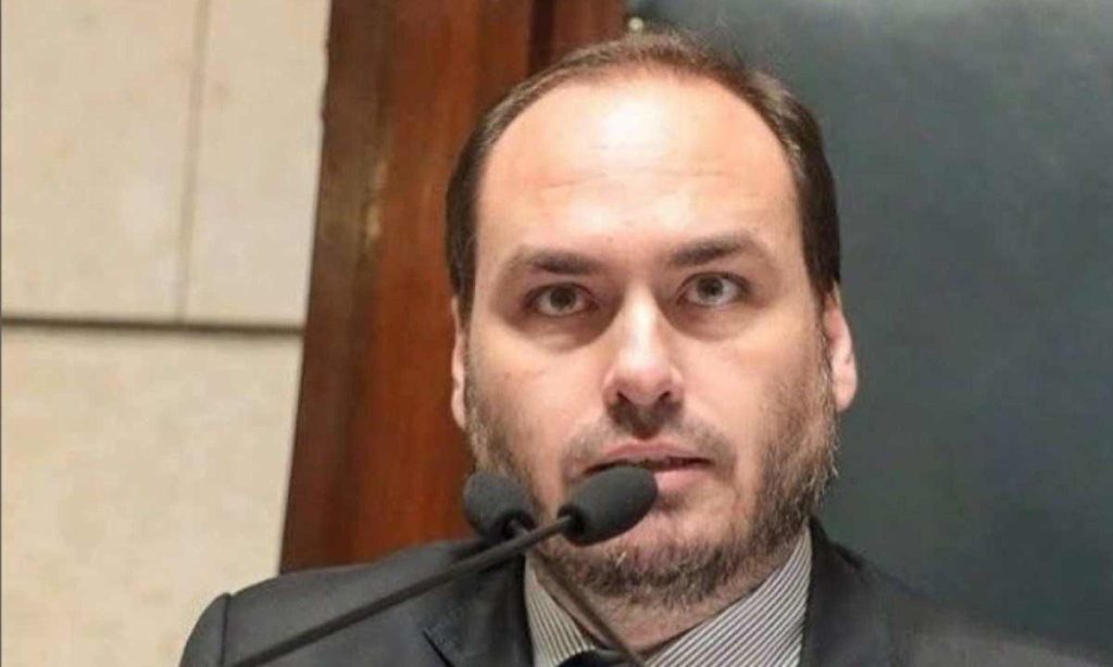 carlos-bolsonaro-passa-mal-apos-anuncio-de-prisao-domiciliar-do-pai