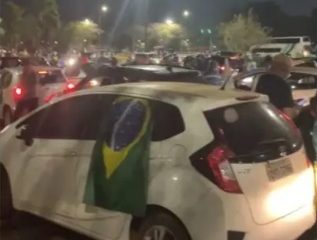 apoiadores-de-bolsonaro-fazem-buzinaco-em-brasilia-pelo-segundo-dia