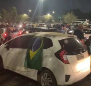 apoiadores-de-bolsonaro-fazem-buzinaco-em-brasilia-pelo-segundo-dia