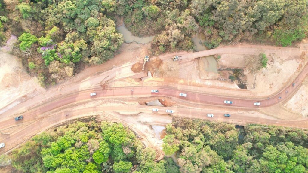 ponte-antiga-sobre-corrego-agua-fria-e-demolida-para-construcao-de-novo-acesso-a-regiao-norte