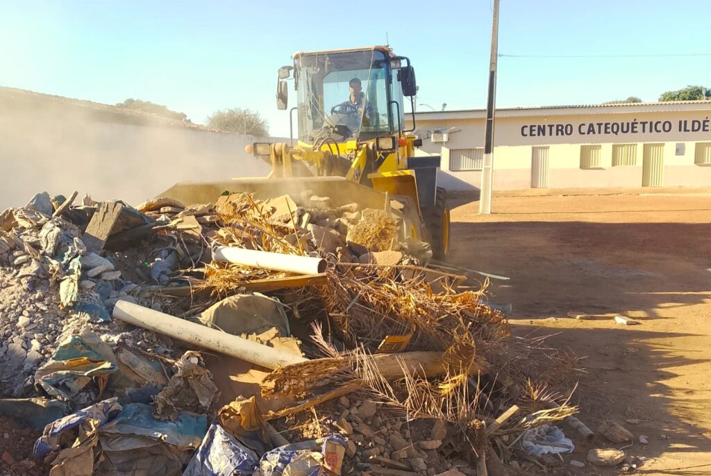 prefeitura-realiza-servicos-de-limpeza-nos-setores-jardim-aureny-iii,-taquaralto-e-palmas-sul