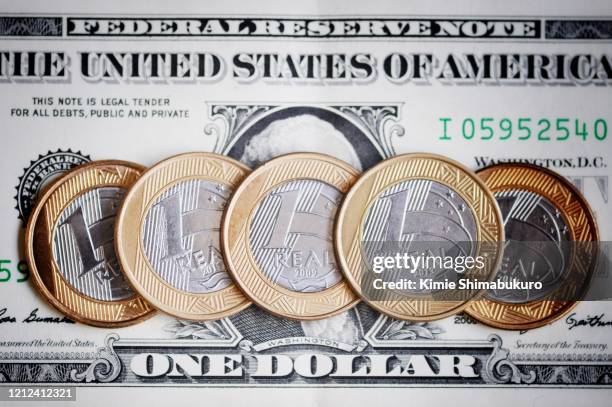 dolar-fecha-a-r$-5,35-e-atinge-menor-valor-em-2025
