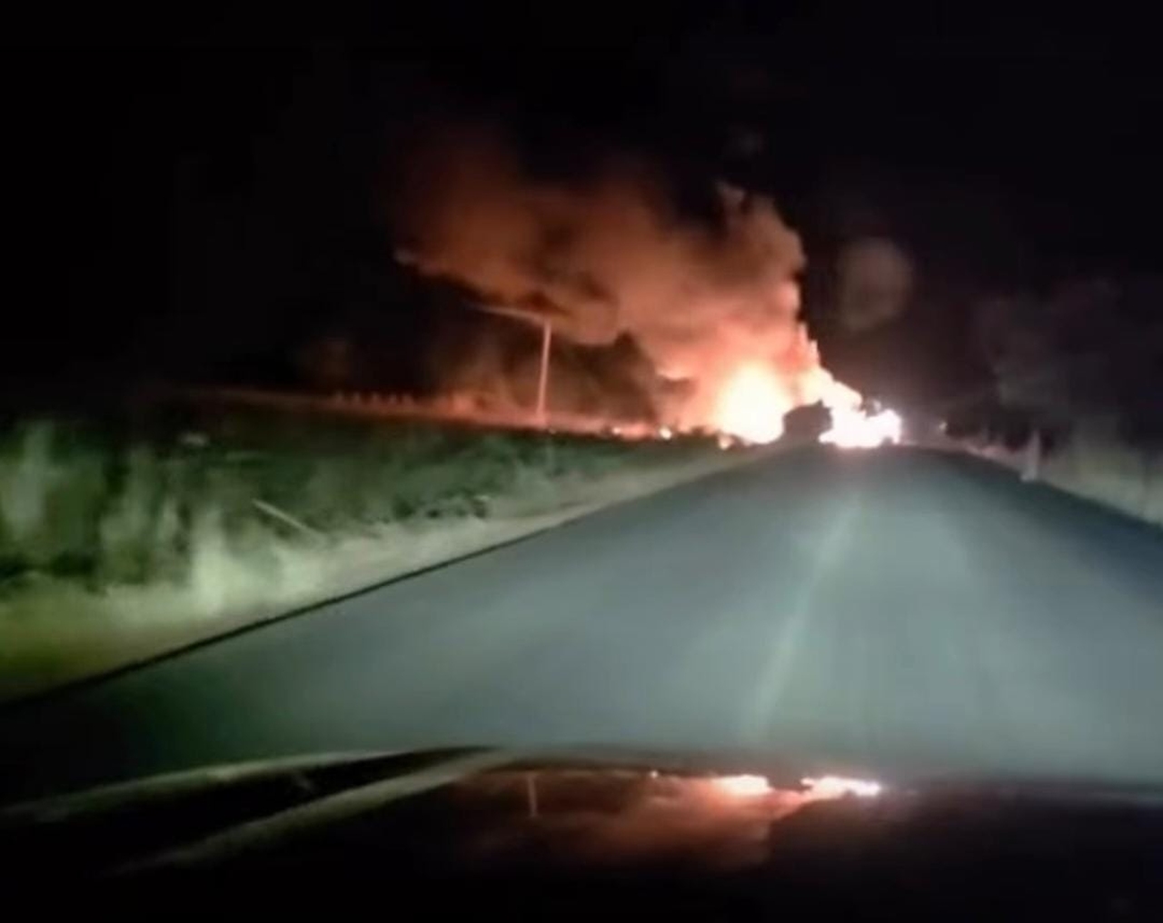 caminhao-pega-fogo-apos-acidente-com-multiplos-veiculos-e-deixa-quatro-feridos-na-to-373