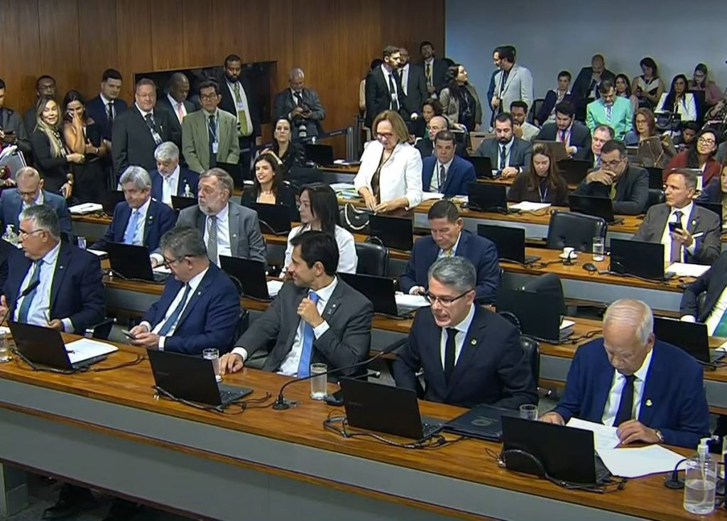 apos-protestos,-ccj-do-senado-rejeita-pec-da-blindagem-por-unanimidade