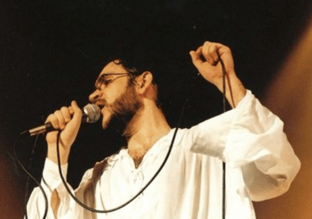 no-dia-11-de-outubro-de-1996,-o-brasil-perdia-renato-russo:-o-poeta-que-deu-voz-a-uma-geracao
