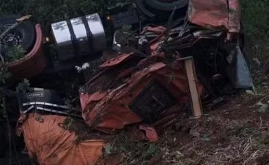 caminhao-com-telhas-capota-na-to-080-e-motorista-escapa-por-pouco-da-morte