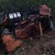 caminhao-com-telhas-capota-na-to-080-e-motorista-escapa-por-pouco-da-morte