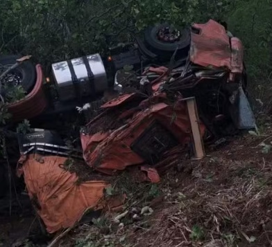 caminhao-com-telhas-capota-na-to-080-e-motorista-escapa-por-pouco-da-morte