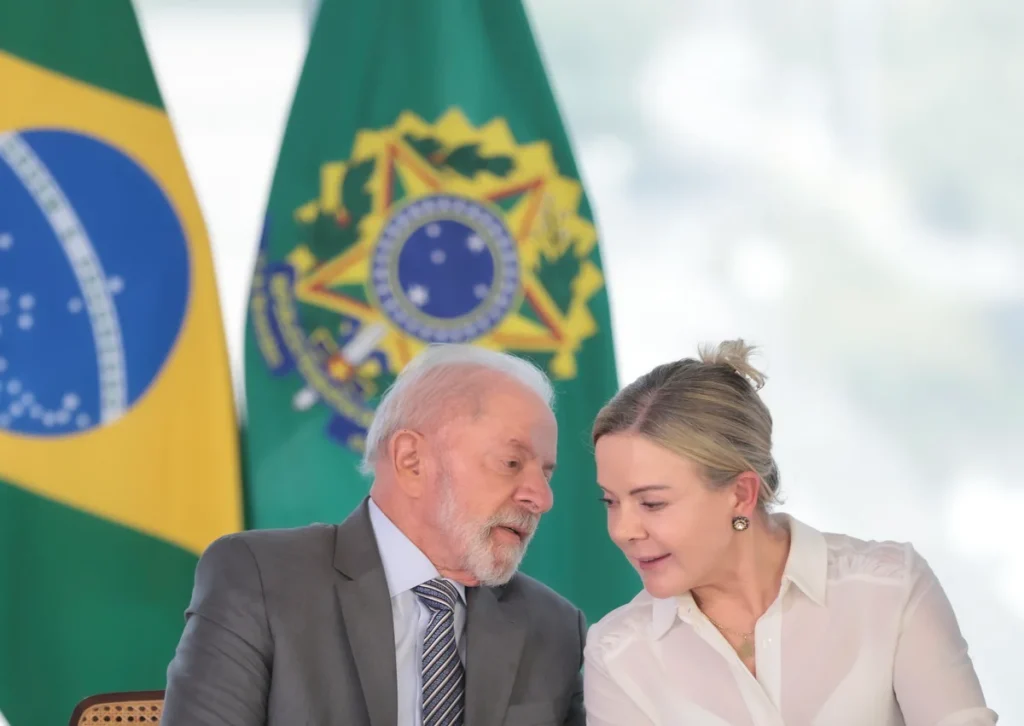 com-aval-de-lula,-gleisi-anuncia-corte-de-cargos-do-centrao