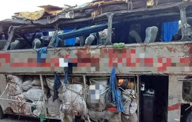 onibus-bate-em-barranco-e-tomba-no-agreste;-17-morreram