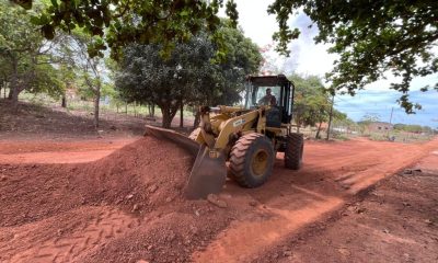ruas-da-baixada-do-aureny-iii-recebem-servicos-de-terraplanagem-para-pavimentacao-asfaltica
