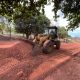 ruas-da-baixada-do-aureny-iii-recebem-servicos-de-terraplanagem-para-pavimentacao-asfaltica