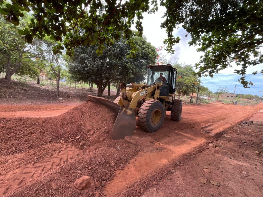ruas-da-baixada-do-aureny-iii-recebem-servicos-de-terraplanagem-para-pavimentacao-asfaltica