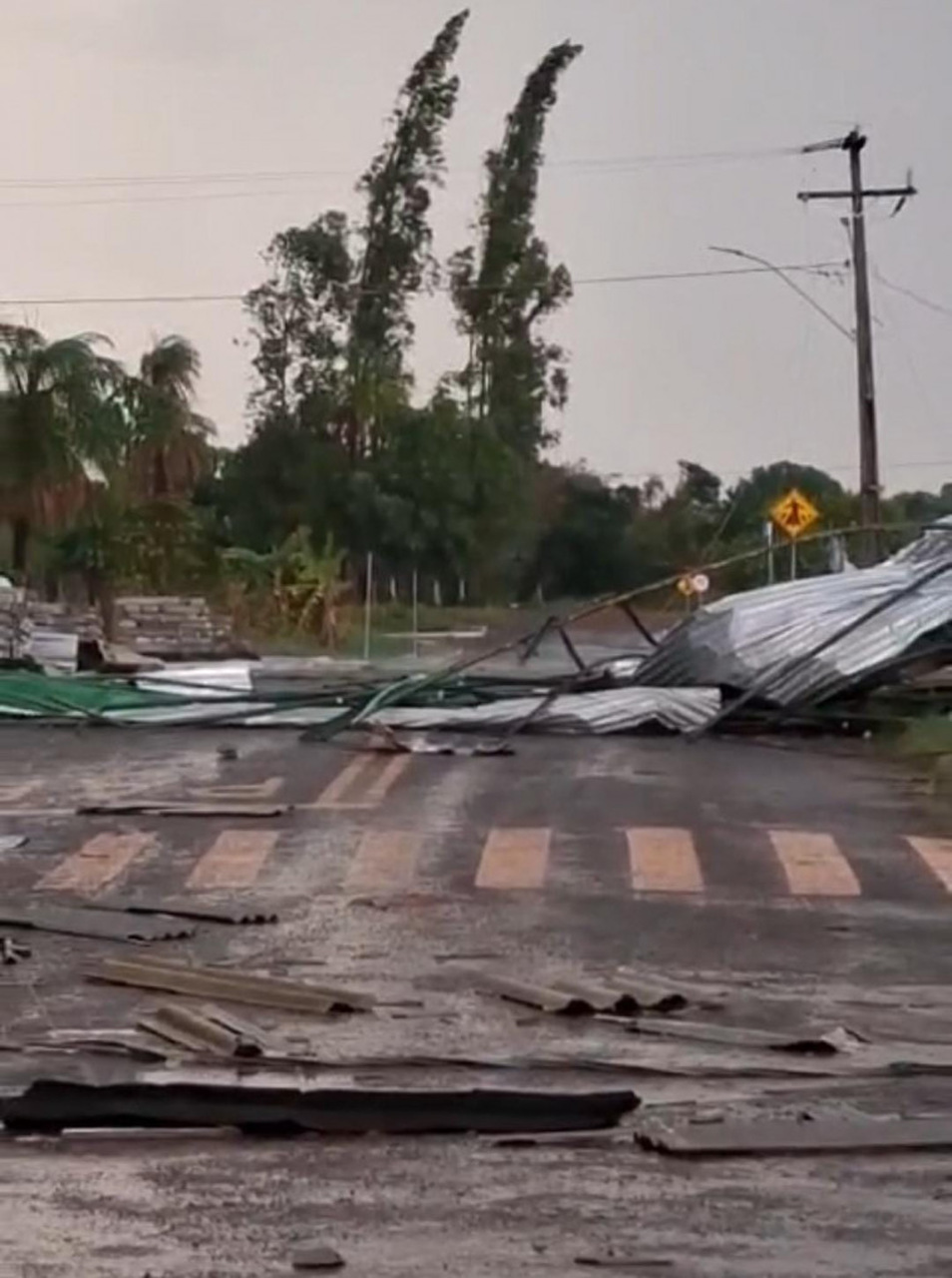 temporal-destroi-casas-em-palmeirante-e-interdita-trecho-da-br-153-no-tocantins