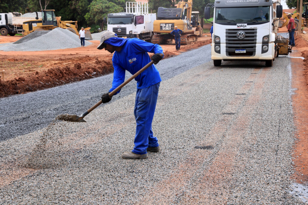 ruas-da-baixada-do-jardim-aureny-iii-comecam-a-receber-pavimentacao