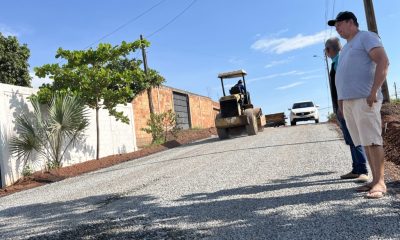 pavimentacao-asfaltica-da-baixada-do-jardim-aureny-iii-segue-em-ritmo-acelerado- 