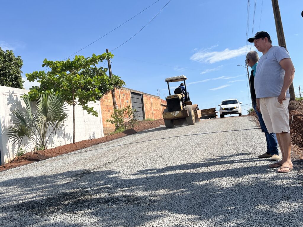 pavimentacao-asfaltica-da-baixada-do-jardim-aureny-iii-segue-em-ritmo-acelerado- 