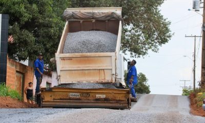 moradores-do-jardim-aureny-iii-comemoram-obras-de-pavimentacao-na-regiao-da-baixada