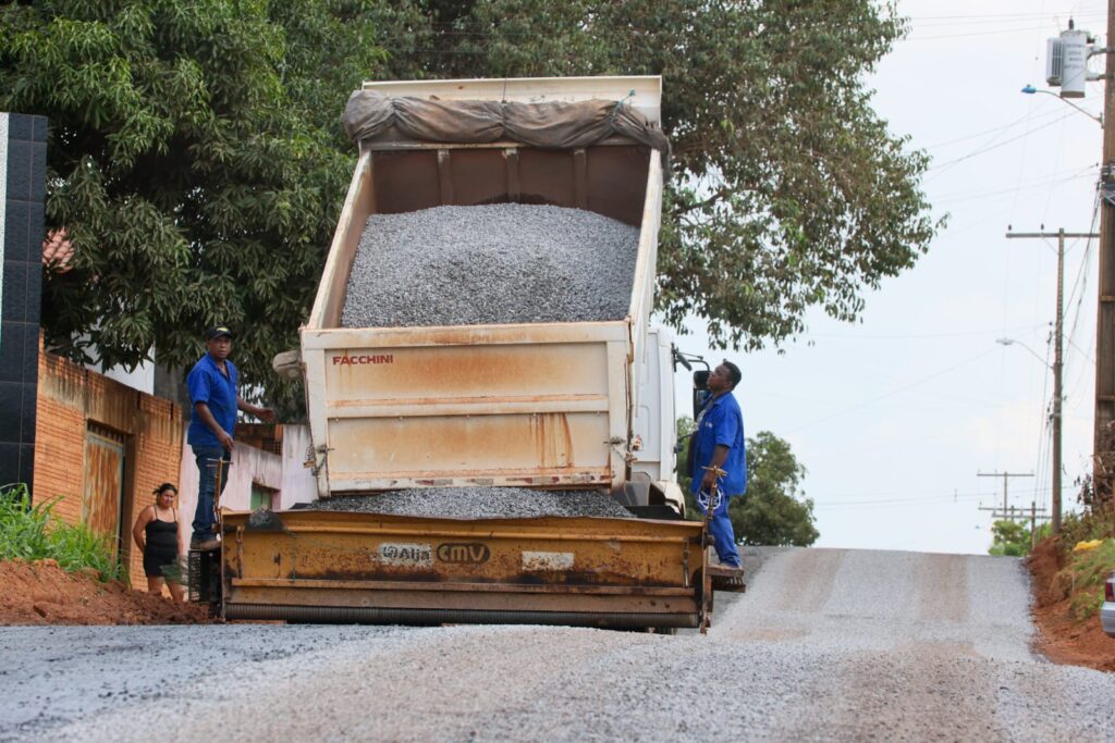 moradores-do-jardim-aureny-iii-comemoram-obras-de-pavimentacao-na-regiao-da-baixada