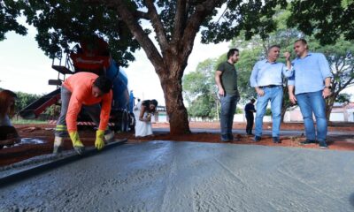 prefeito-eduardo-siqueira-acompanha-obra-da-praca-da-arne-53