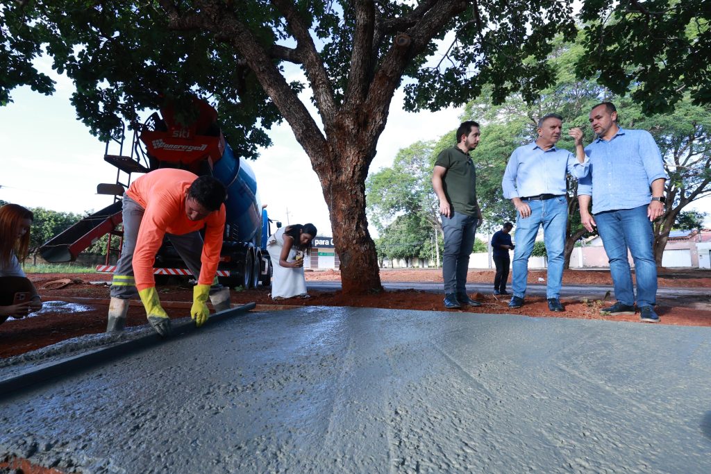 prefeito-eduardo-siqueira-acompanha-obra-da-praca-da-arne-53