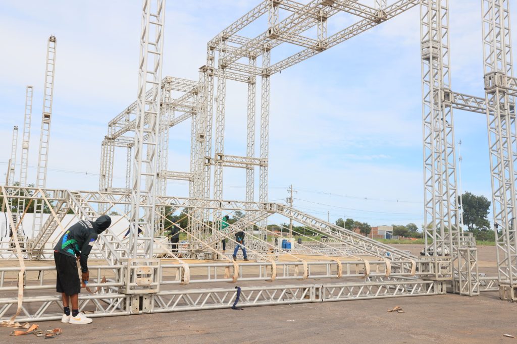 estrutura-do-palmas-capital-da-fe-comeca-ser-montada-no-estacionamento-do-estadio-nilton-santos