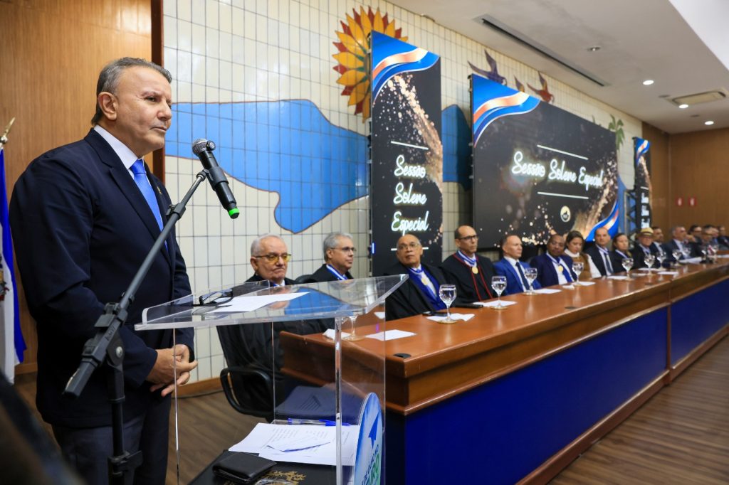 prefeito-eduardo-siqueira-campos-participa-de-sessao-solene-em-homenagem-aos-37-anos-do-tce-to
