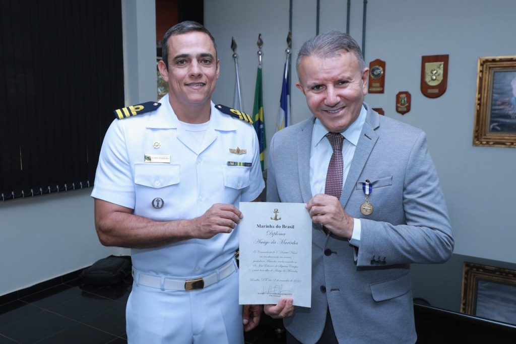 prefeito-de-palmas-recebe-medalha-amigo-da-marinha-durante-visita-a-capitania-fluvial