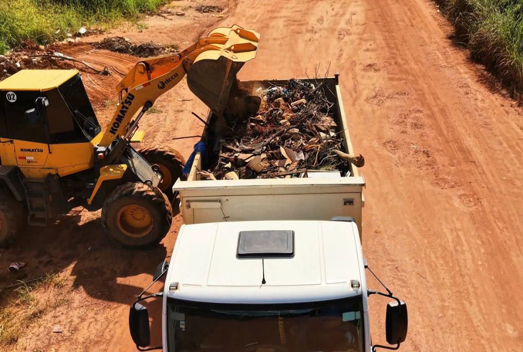 prefeitura-retira-40-caminhoes-de-entulhos-em-forca-tarefa-de-limpeza-no-acesso-a-praia-do-caju