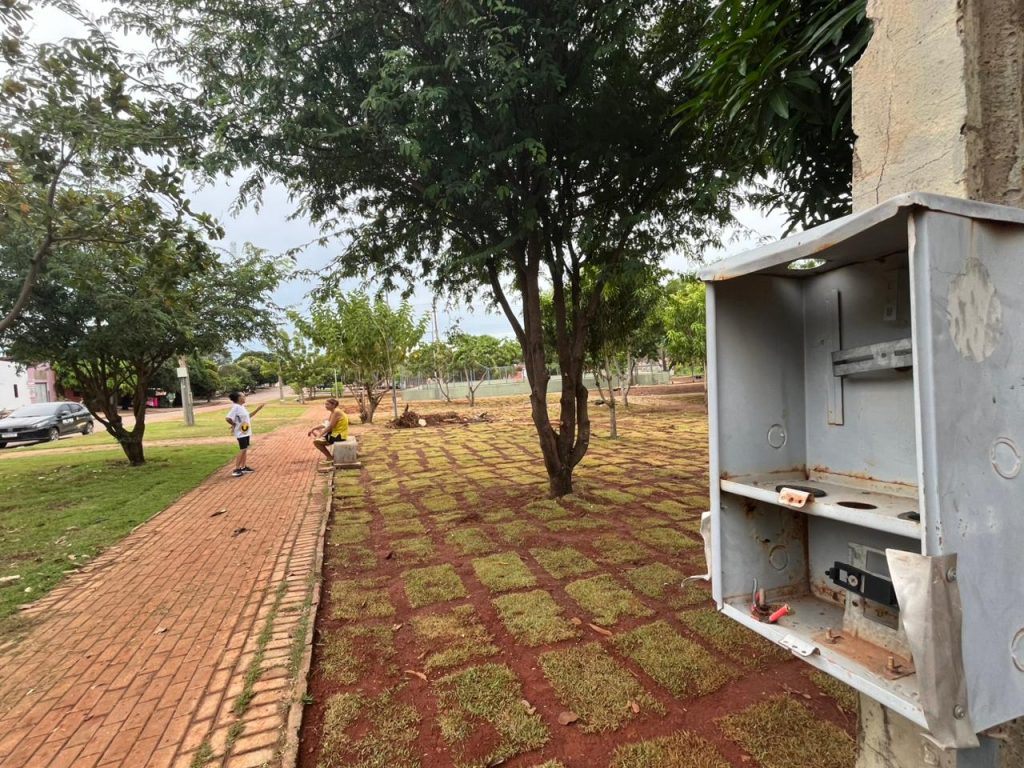 cabos-de-rede-de-iluminacao-da-praca-da-arno-42-sao-furtados-quatro-vezes-nos-ultimos-60-dias