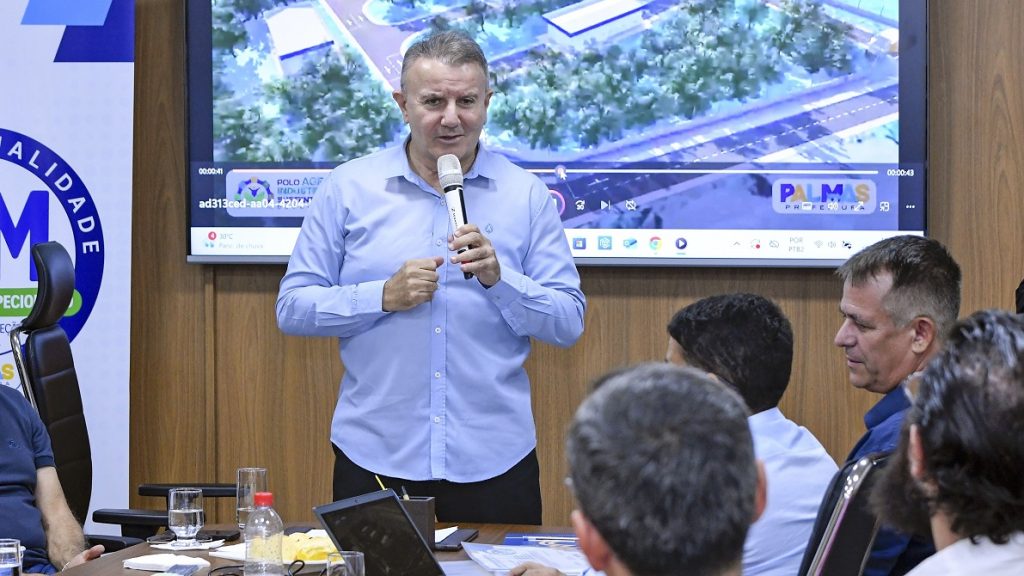 prefeito-eduardo-siqueira-campos-entrega-certificacao-a-dezenas-de-empresarios-da-agroindustria