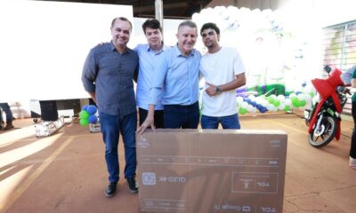 prefeito-eduardo-siqueira-campos-participa-de-homenagem-a-trabalhadores-da-limpeza-publica